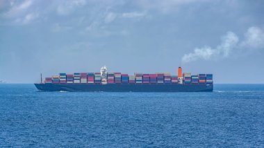 Tasarım ve yerleşim alanındaki tipik büyük sandık gemisinin konaklama yeri, navigasyon köprüsü, ön gemi ve makine dairesi yarı kıç tarafındaki konum da dahil olmak üzere ikiz ada tasarımı vardır..