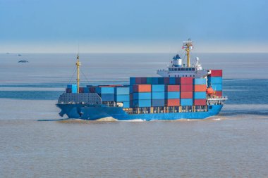 Yüklü kargo konteynırı, deniz geçidi boyunca ilerliyor..