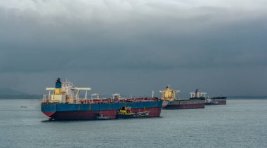 Yakıt ikmali ya da depolama, küçük bir tankerle daha büyük bir gemiye yakıt pompalamak için yapılır..