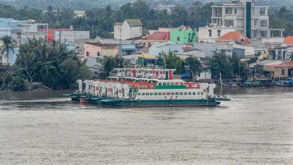 Ferries Cercanías Amarrados Orillas Del Río Song Dong Nai Río —  Fotos de Stock