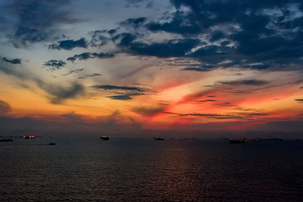 Increíble Puesta Sol Sobre Mar Con Una Silueta Barco — Foto de Stock