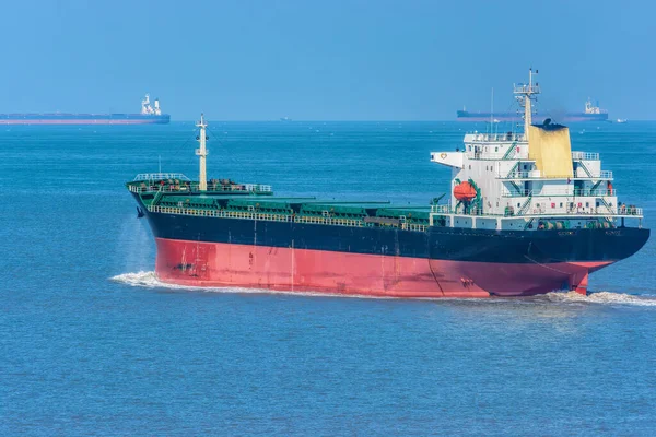 Ömlesztettáru Szállító Hajó Napsütéses Napon Ballasztban — Stock Fotó