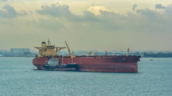 Repostaje Bunkering Términos Marinos Lleva Cabo Utilizando Pequeño Petrolero Para —  Fotos de Stock