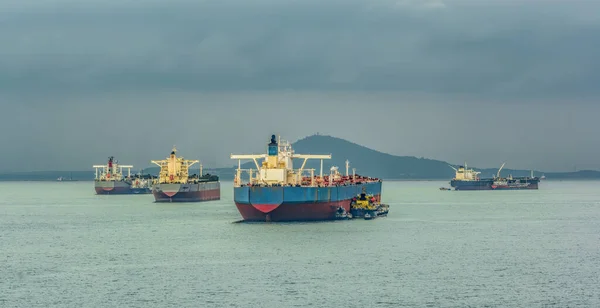 Reabastecimento Bunkering Termos Marinhos Realizado Usando Pequeno Petroleiro Para Bombear — Fotografia de Stock