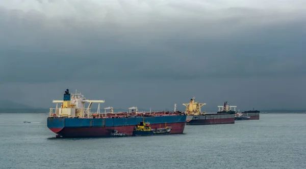 Reabastecimento Bunkering Termos Marinhos Realizado Usando Pequeno Petroleiro Para Bombear — Fotografia de Stock