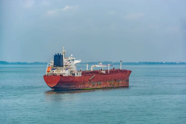 Tanque Produtos Petrolíferos Lastro Ancorado Porto Exterior Frente Terminal Petróleo — Fotografia de Stock