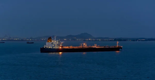 Petrolero Crudo Con Luces Navegación Ancladas Frente Una Terminal Almacenamiento — Foto de Stock