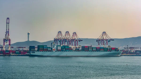 Dockside Portalkranar Utföra Omlastning Med Containerfartyg Qingdao Qianwan Container Terminal — Stockfoto