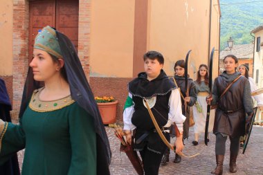 Albacina (Ancona) / İtalya - 02 Haziran 2019: Geleneksel kıyafetlerle İtalyan Ortaçağ geçidi 
