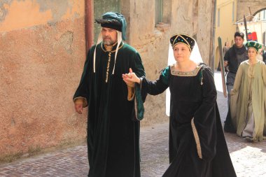 Albacina (Ancona) / İtalya - 02 Haziran 2019: Geleneksel kıyafetlerle İtalyan Ortaçağ geçidi 