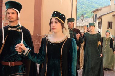 Albacina (Ancona) / İtalya - 02 Haziran 2019: Geleneksel kıyafetlerle İtalyan Ortaçağ geçidi 