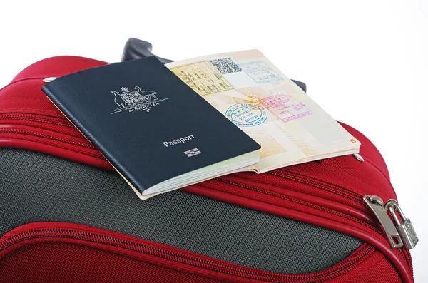 Passaporte australiano e estojo de viagem vermelho — Fotografia de Stock