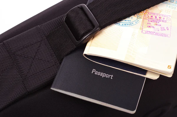 Bolsa de viaje negro y pasaportes — Foto de Stock