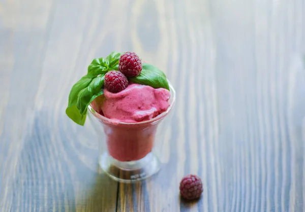 Ahududu Ice Cream, ahşap zemin üzerine taze meyve ile yaz dondurma.
