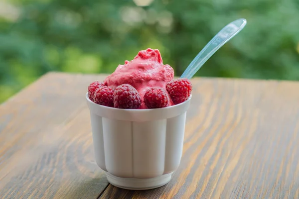 Ahududu Ice Cream, ahşap zemin üzerine taze meyve ile yaz dondurma.