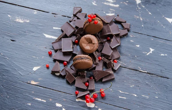 Çikolata renkli macarons gri ahşap üzerinde. Üstten Görünüm.