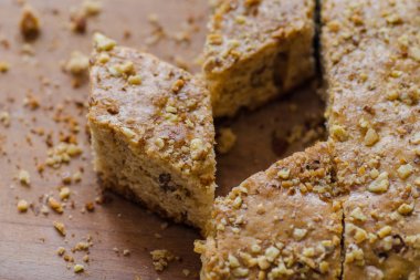 Fındık ve bal pasta ahşap yüzey, seçici odak üzerinde