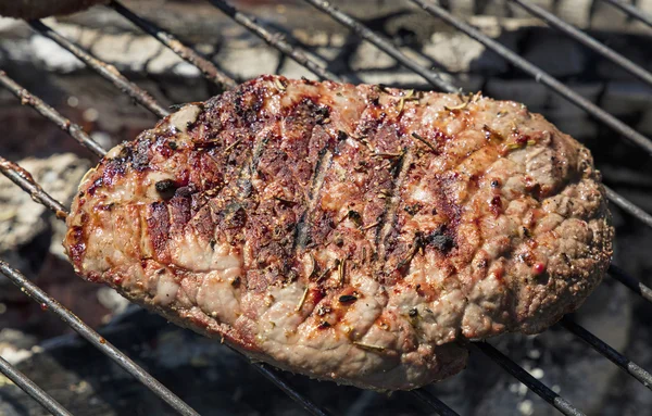 Grilovaný hovězí steak vaření na grilu — Stock fotografie