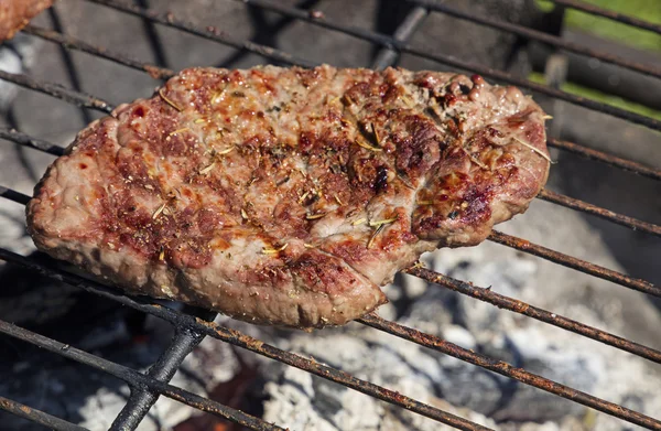 Grilovaný hovězí steak vaření na grilu — Stock fotografie