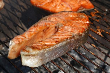 Yakın pişirme biftek Barbekü Izgara Somon Balık
