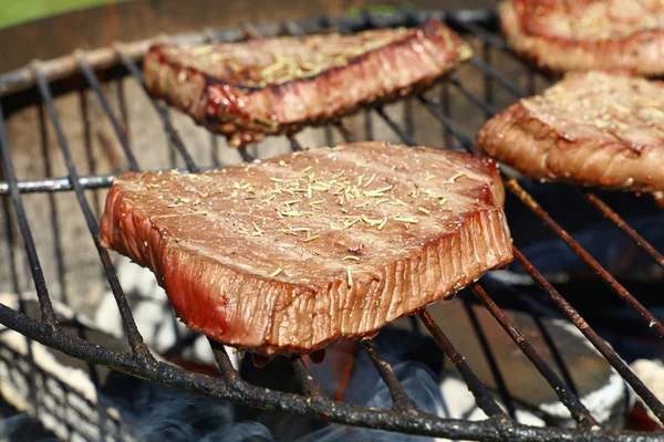 Gegrild rundvlees steaks koken op barbecue grill — Stockfoto