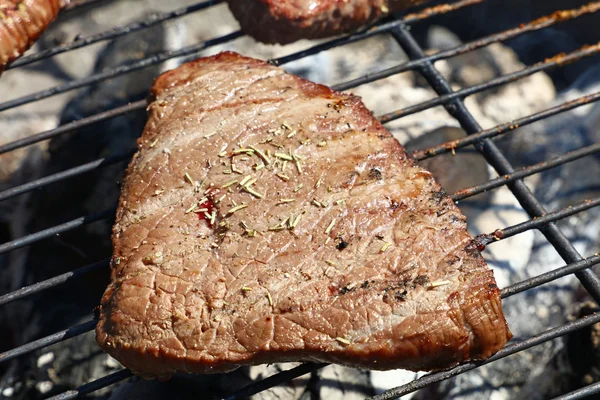 Grillad biff matlagning på grillen — Stockfoto