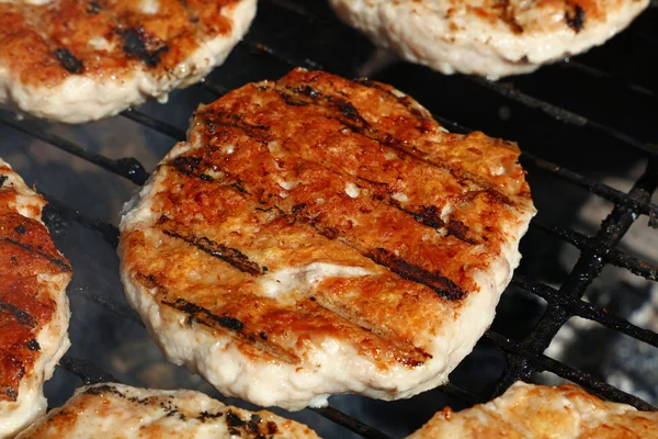 Hamburguesas de pollo o pavo para hamburguesas a la parrilla — Foto de Stock