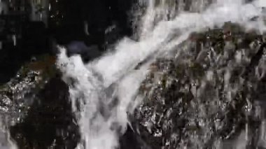 Kayalık taş üzerinde hızlı su şelale akışı