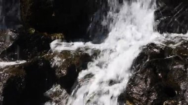 Kayalık taş üzerinde hızlı su şelale akışı