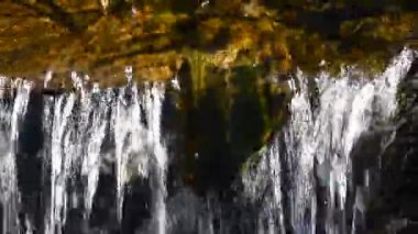 Brook su akışı küçük yarık ile