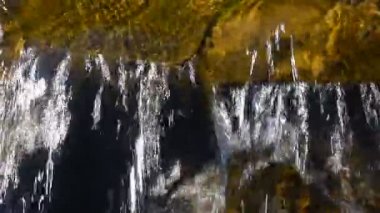 Brook su akışı küçük yarık ile