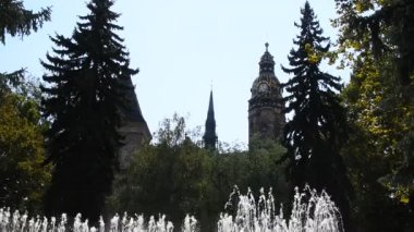 Kosice katedralde üzerinde dans eden çeşme