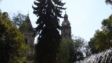 Kosice katedralde üzerinde dans eden çeşme