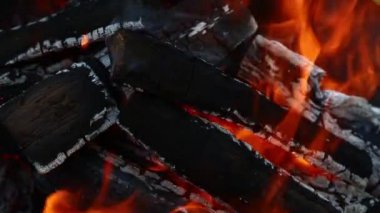 Ahşap yangın alev spire şenlik ateşi şöminede yanan