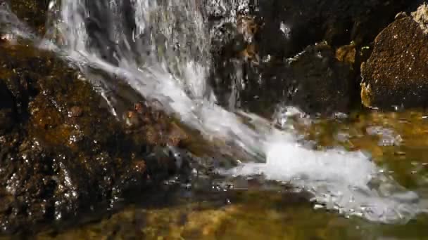 Proudu vodopádu rychlé vody nad skalní kameny — Stock video