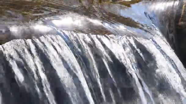 Ruisseau d'eau avec petite faille 