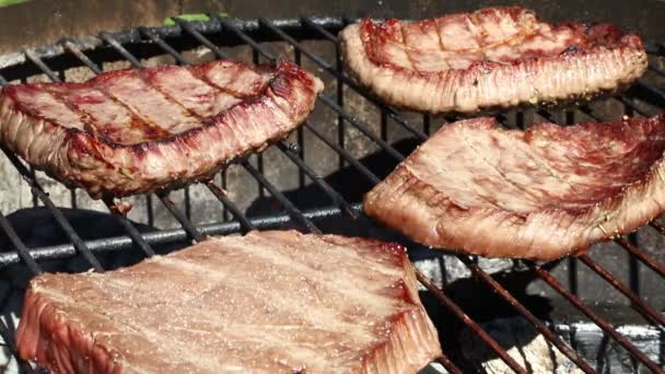 Gegrild rundvlees steaks koken op barbecue grill — Stockvideo