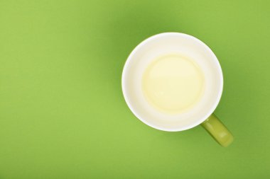 Yeşil oolong çay, bir boş büyük fincan tabağı
