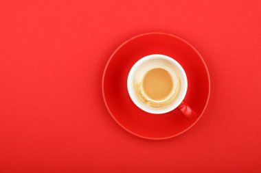 Kırmızı bir boş kahve cappuccino kahve Kupası