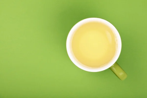 Egy teljes nagy csésze aljjal zöld oolong tea — Stock Fotó