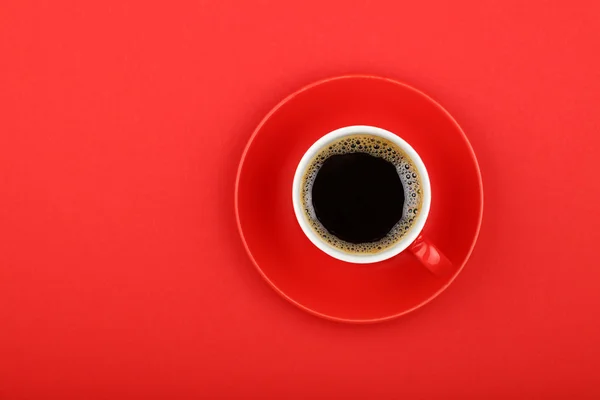 Американо кофе в полной чашке с блюдцем на красном — стоковое фото