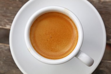 Beyaz fincan Espresso kahve kapatmak kadar üstten görünüm