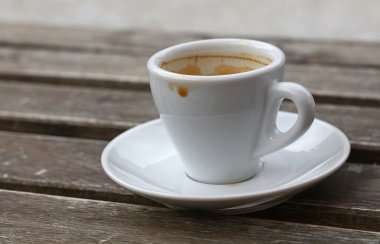 Espresso kahve beyaz Kupası'nda masaya kadar yakın