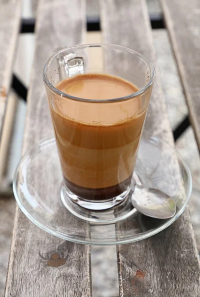 Café turc avec du lait dans une tasse en verre gros plan — Photo