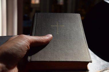 Adam el İncil Kilisesi üzerinde ahşap pew tutarak.