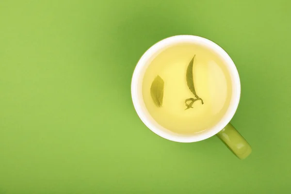 Een volledig groot kopje groene oolong thee met schotel — Stockfoto