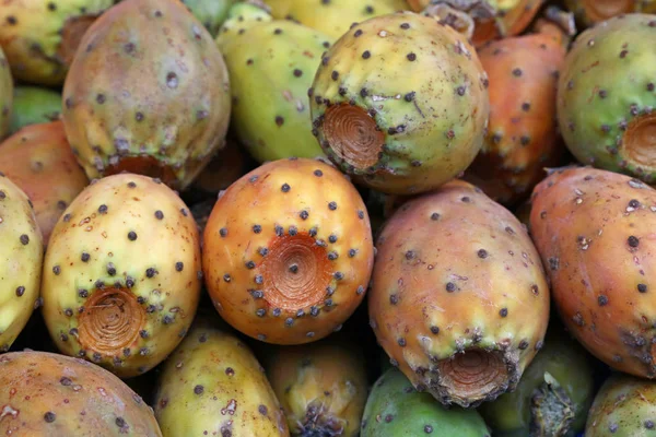 Opuntia cactus venda de frutas no mercado de varejo stall — Fotografia de Stock