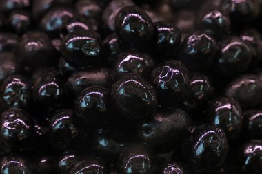 Tamamen parlak siyah zeytin yağı yakın çekim