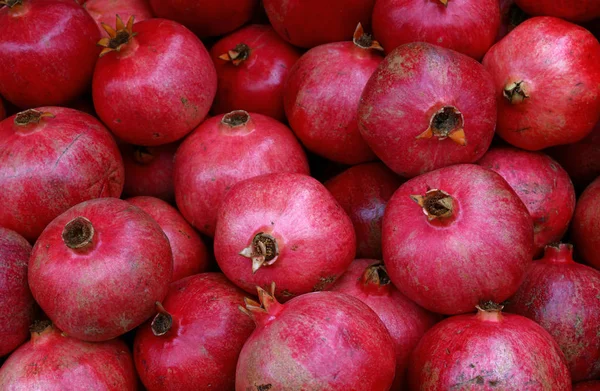 Färska röda mogna Granatäpplen på detaljhandeln display — Stockfoto