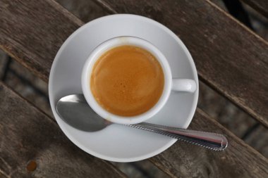 Beyaz fincan Espresso kahve kapatmak kadar üstten görünüm
